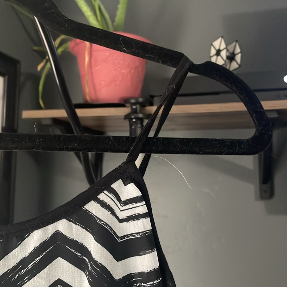 Flowy Pattern Tank Top - Picture 7 of 8